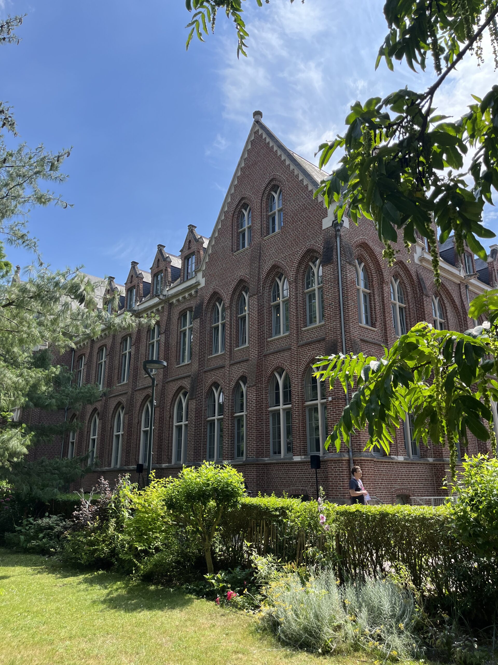 Façade religieuse de la faculté de Lille III