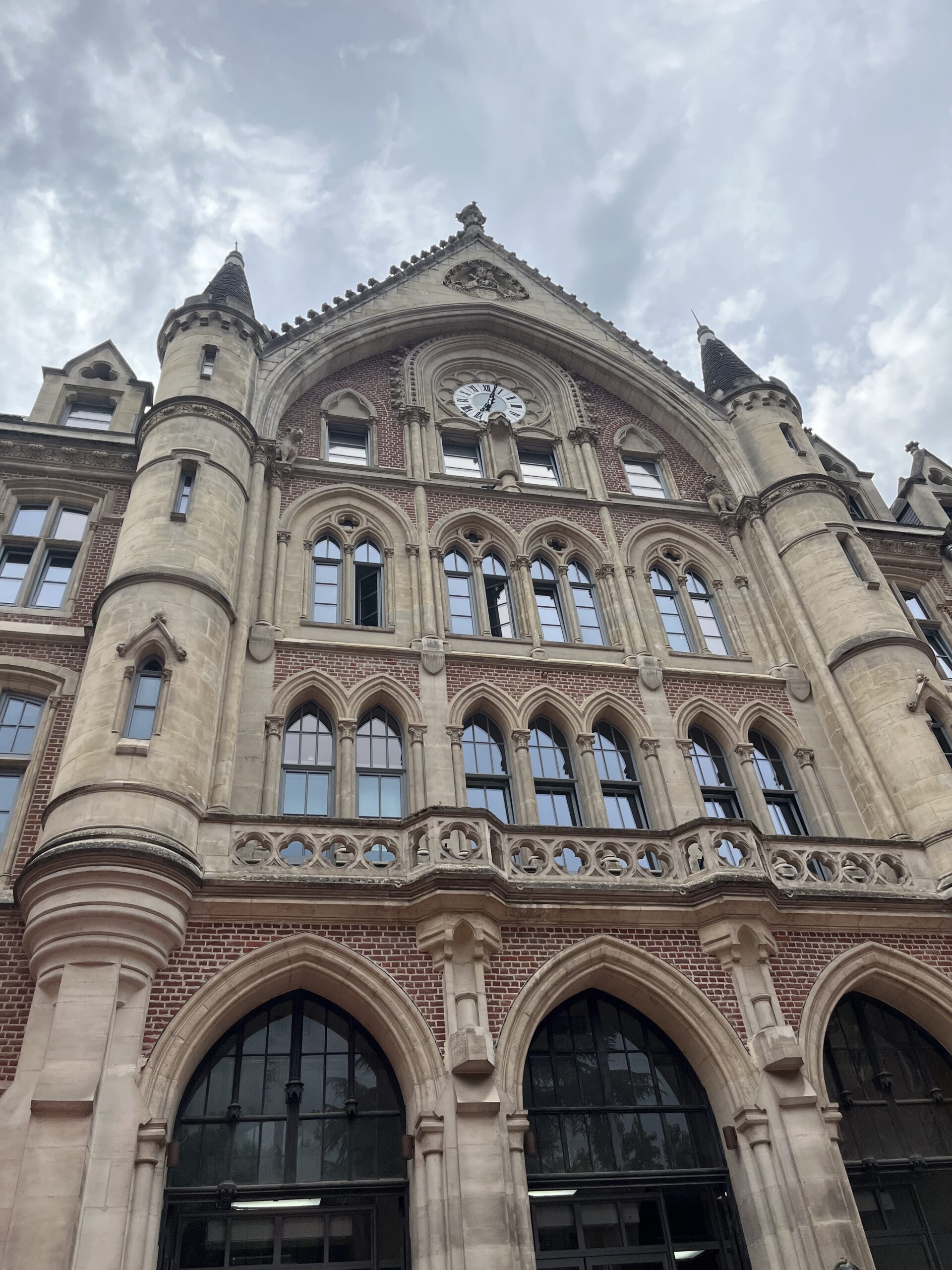 Façade religieuse de la faculté de Lille III